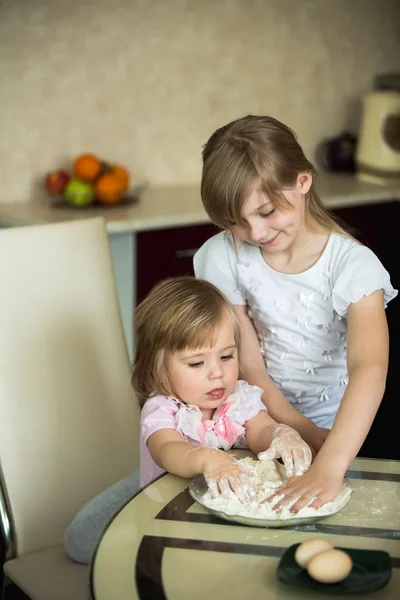 Niños haciendo masa — Foto de Stock