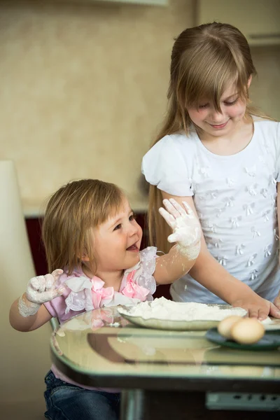 Kids making dough — Stock Photo, Image