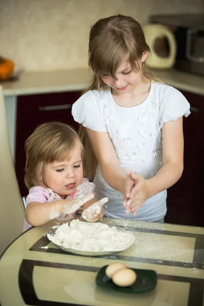 Niños haciendo masa — Foto de Stock