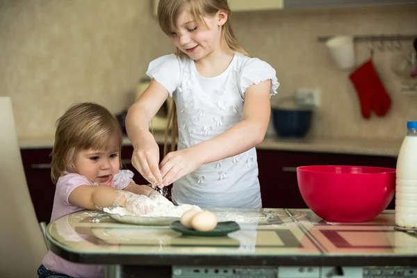 Дети делают тесто — стоковое фото