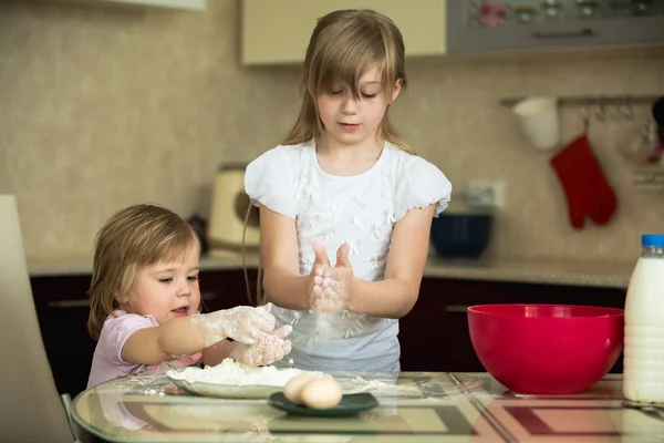 Niños haciendo masa — Foto de Stock