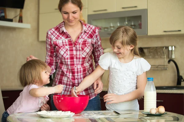 Madre con niños cocinando — Foto de Stock