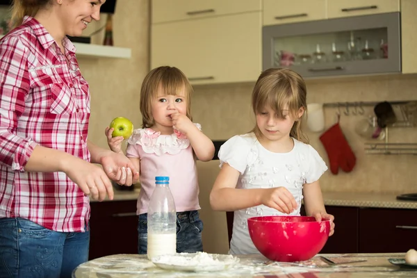 Madre con niños cocinando —  Fotos de Stock