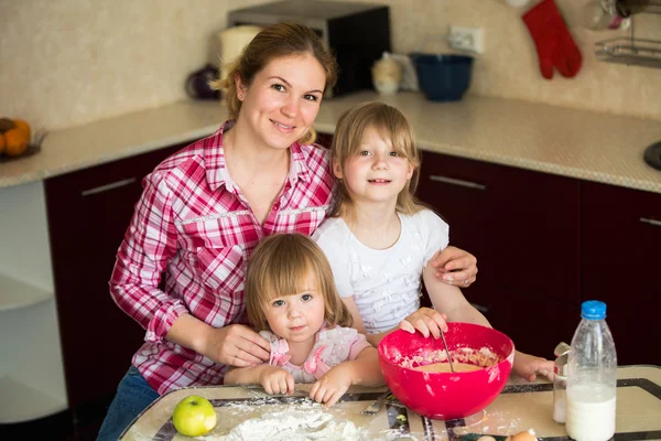 Madre con niños cocinando — Foto de Stock