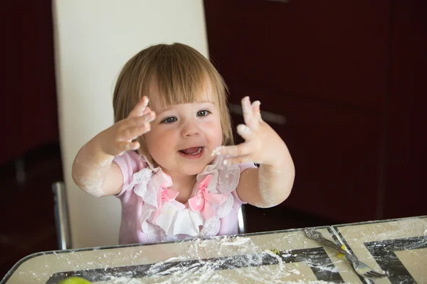 Niña playiung con harina — Foto de Stock