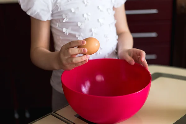 Niña cocinando en la cocina — Foto de Stock