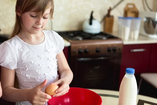 Niña cocinando en la cocina — Foto de Stock