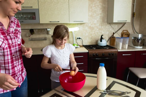 Madre enseñando a su hija a cocinar — Foto de Stock