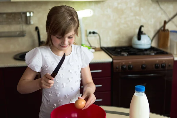 Niña cocinando en la cocina — Foto de Stock