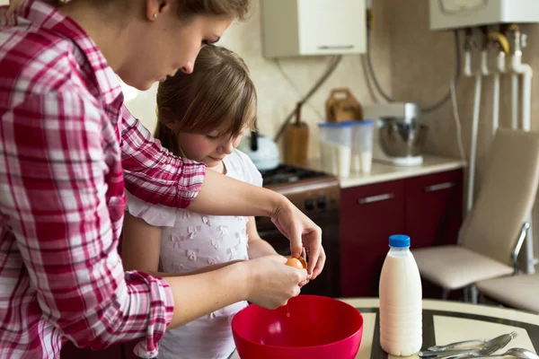 Madre enseñando a su hija a cocinar — Foto de Stock