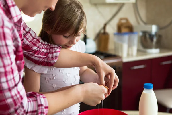 Madre enseñando a su hija a cocinar — Foto de Stock