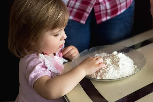 Niña playiung con harina — Foto de Stock