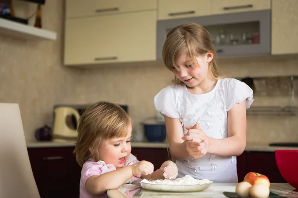 Niños haciendo masa — Foto de Stock