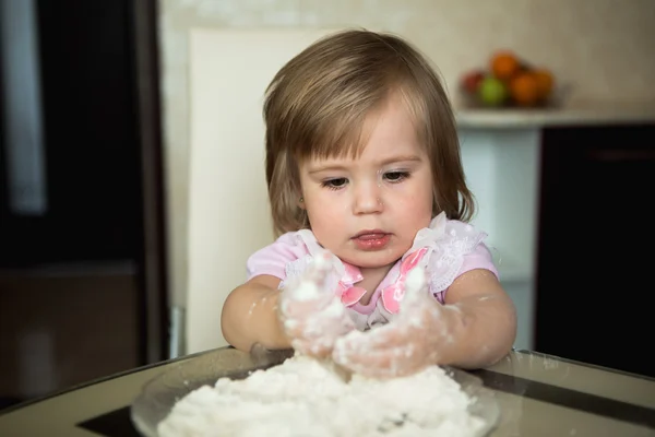 Niña playiung con harina — Foto de Stock