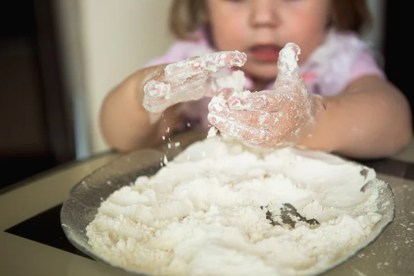 Niña playiung con harina — Foto de Stock