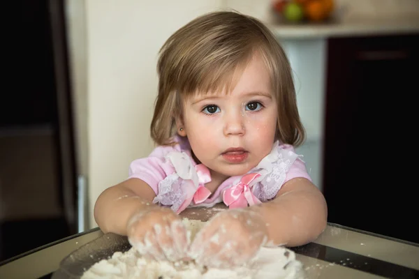 Niña playiung con harina — Foto de Stock