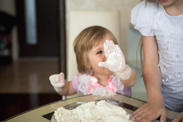 Niños haciendo masa — Foto de Stock