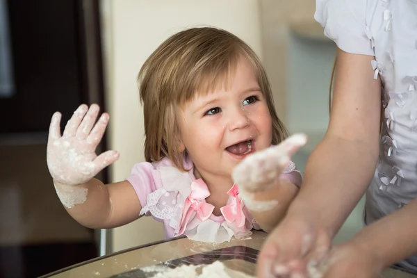 Niños haciendo masa — Foto de Stock