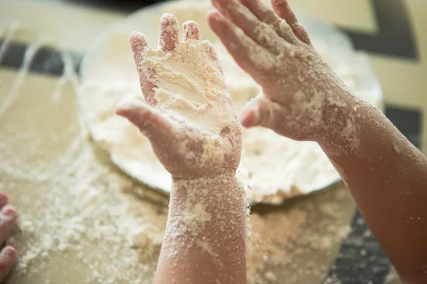 Niña cocinando en la cocina — Foto de Stock