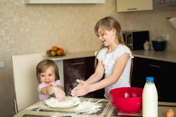Les enfants font de la pâte — Photo