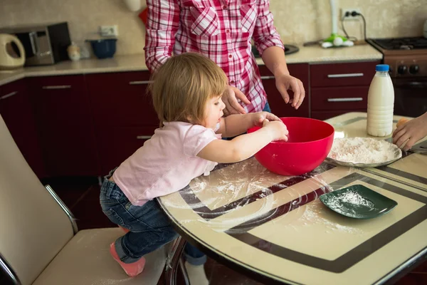 Hija con madre haciendo pastelería — Foto de Stock