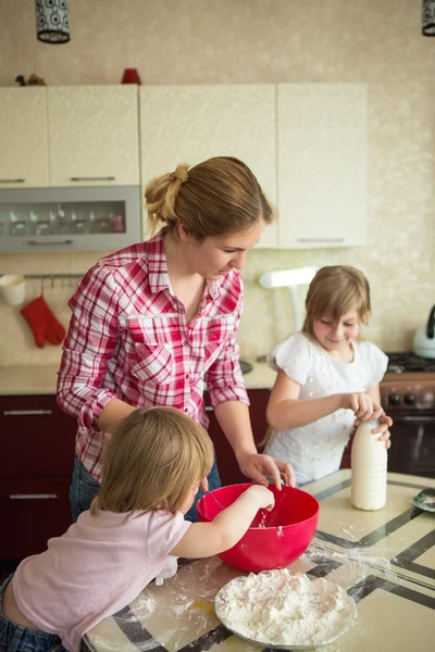 Madre con niños cocinando — Foto de Stock