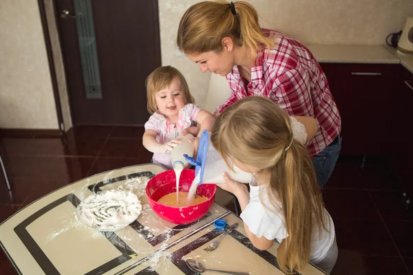 Mamma med barn matlagning — Stockfoto