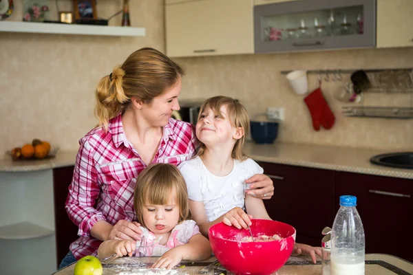 Madre con niños cocinando — Foto de Stock
