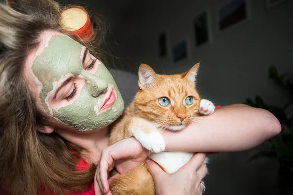 Mujer feliz con gato . — Foto de Stock