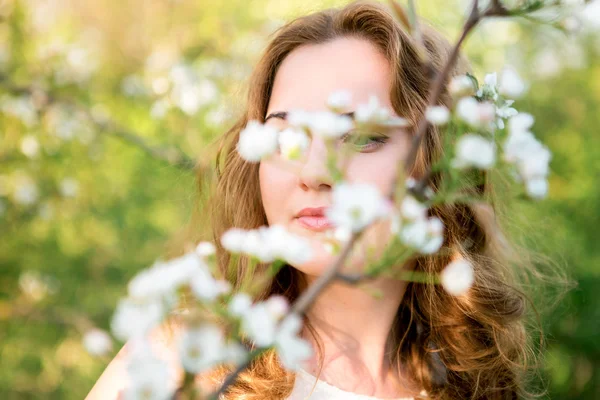 花の咲く庭のきれいな女性 — ストック写真