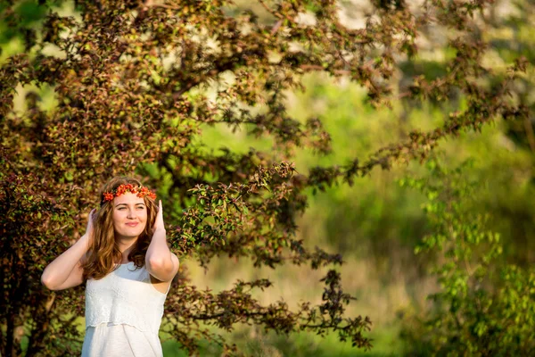 Bahar bahçesindeki kadın — Stok fotoğraf