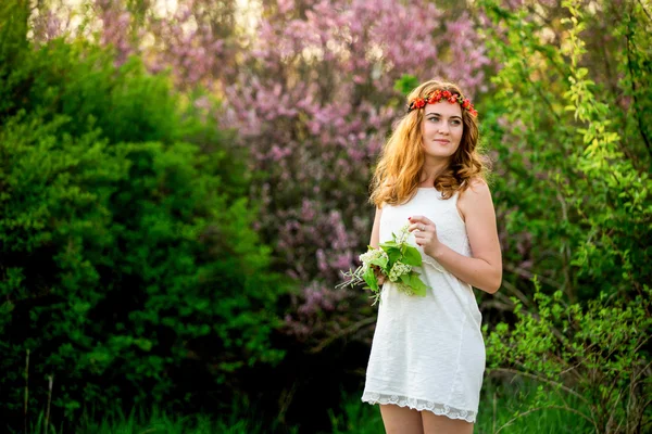 Bahar bahçesindeki kadın — Stok fotoğraf