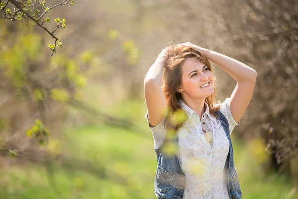 Mädchen genießt Frühlingsgarten — Stockfoto