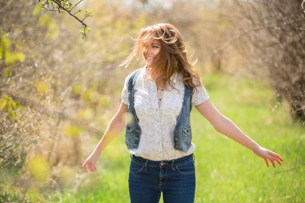 Menina gosta de jardim de primavera — Fotografia de Stock