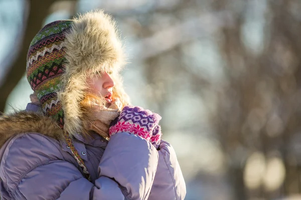 Ragazza in abiti invernali — Foto Stock