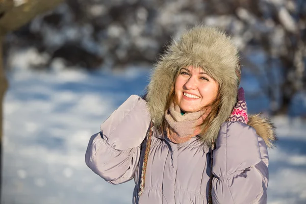 Flicka i vinterkläder — Stockfoto