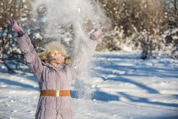 Девушка бросает снег — стоковое фото