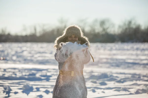 Menina joga neve para cima — Fotografia de Stock