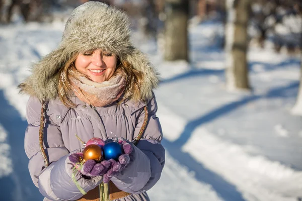 Flicka håller en juldekorationer — Stockfoto