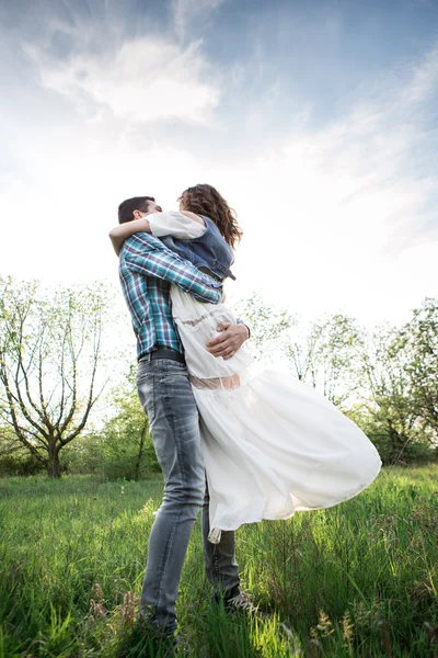 Heureux jeune couple — Photo