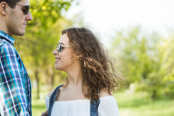 Boho-Paar glücklich — Stockfoto