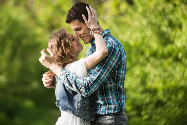 Jong koppel dansen — Stockfoto