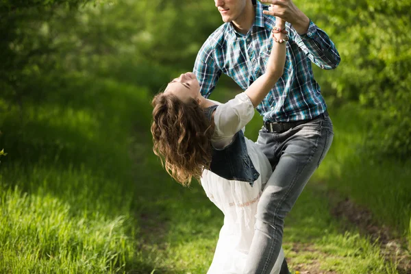 Jeune couple dansant — Photo