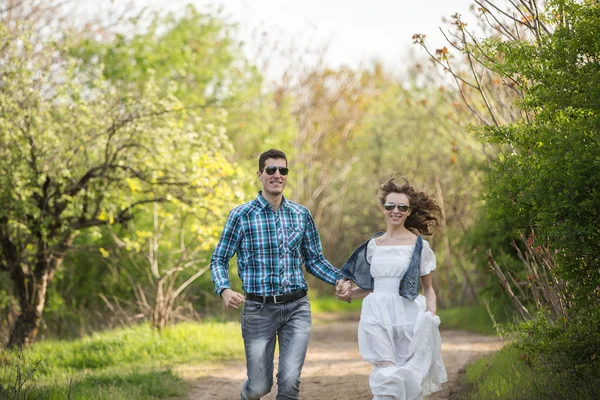 Jovem casal correndo — Fotografia de Stock