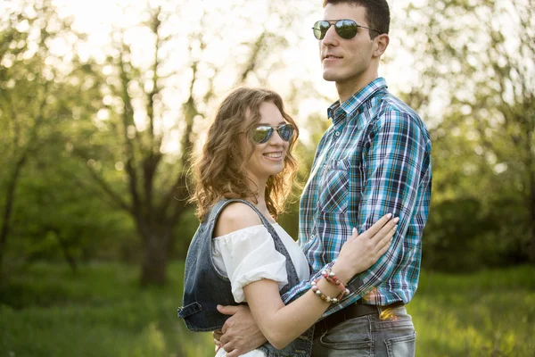 Feliz jovem casal — Fotografia de Stock