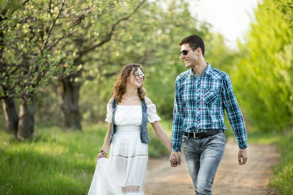 Jovem casal caminhando — Fotografia de Stock