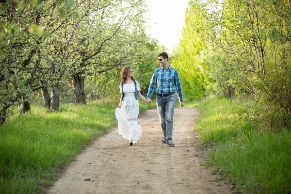 Jovem casal caminhando — Fotografia de Stock