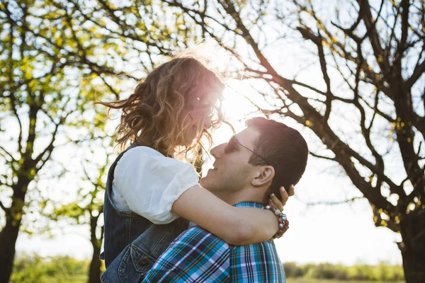 Jovem casal de perto — Fotografia de Stock