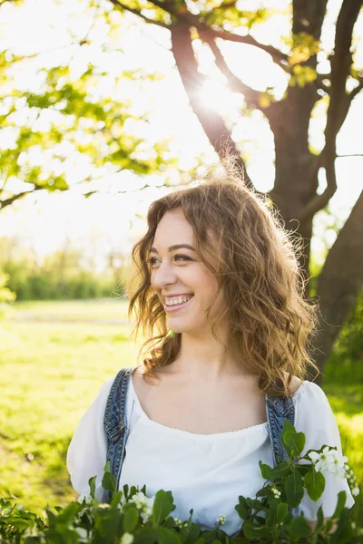 Frau mit blühenden Kirschzweigen — Stockfoto