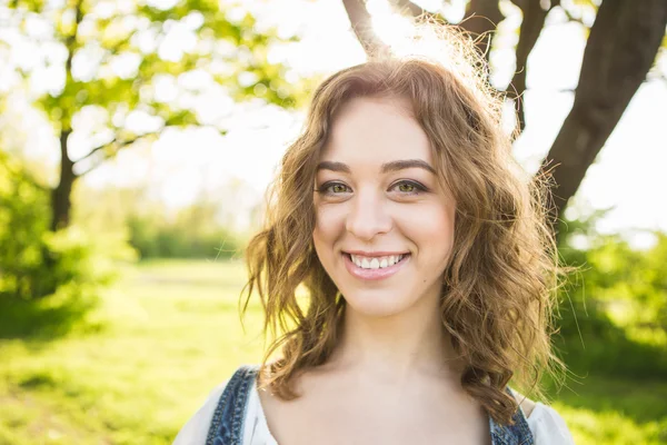 Porträt eines jungen Mädchens — Stockfoto